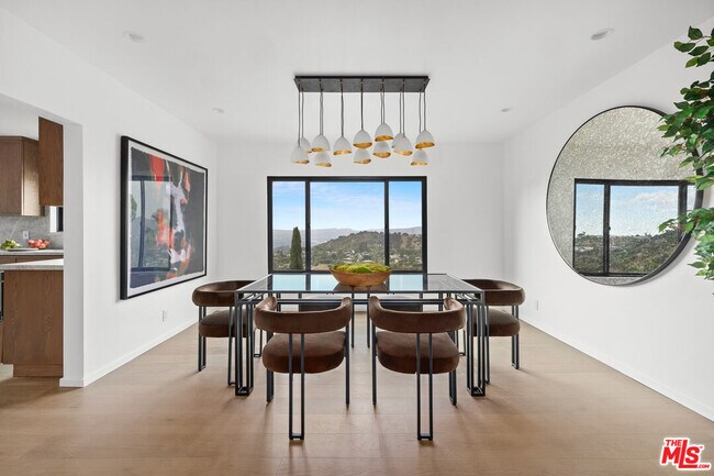 Building Photo - 8620 Skyline Dr