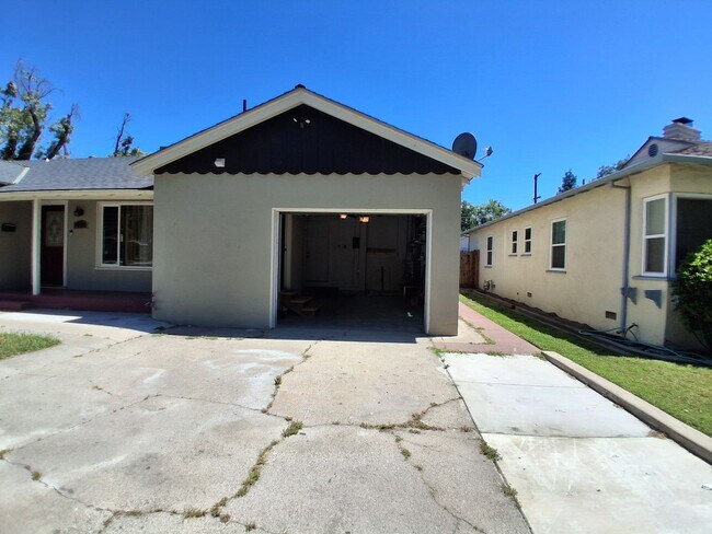 Building Photo - 340 N Santa Rosa Ave