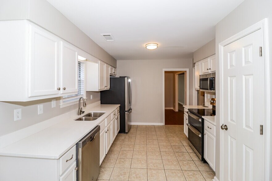 Building Photo - 2268 Lake Hill Ct