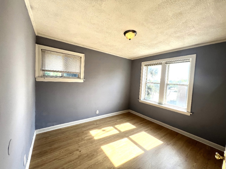 Building Photo - 915 W 95th St