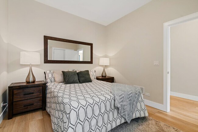 Building Photo - 1646 W Belmont Ave