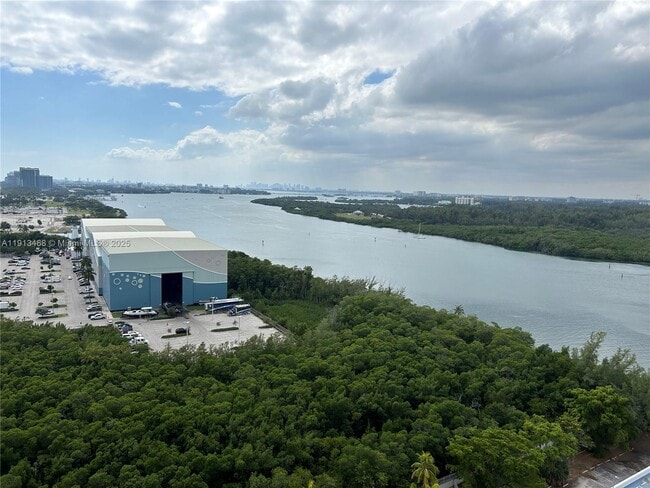 Building Photo - 100 Bayview Dr