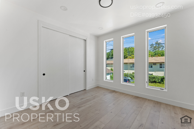 Building Photo - "Chic Urban Living: Spacious 2-Bed, 2-Bath...