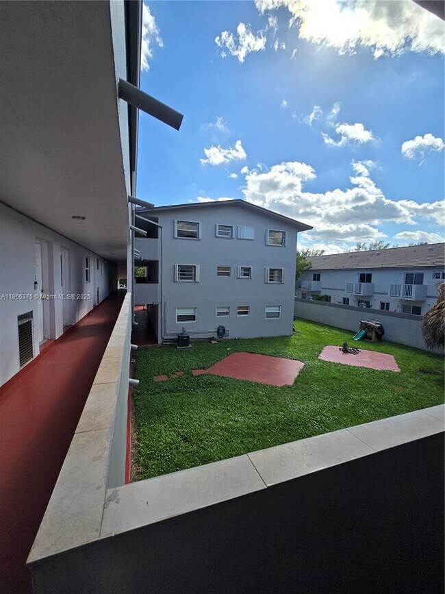 Building Photo - 120 Royal Palm Rd