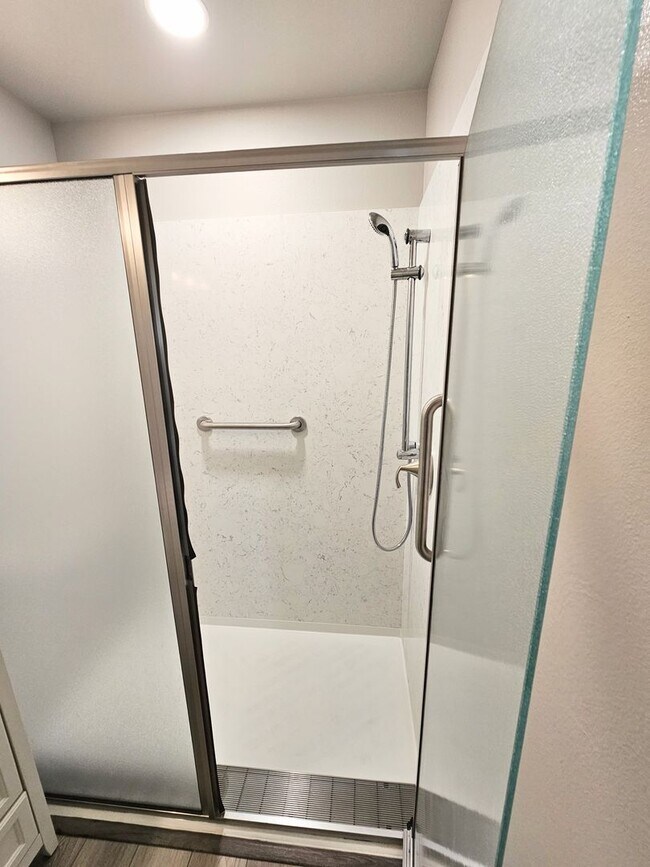 Building Photo - **Nearly new 1-Bedroom Midtown Apartment f...