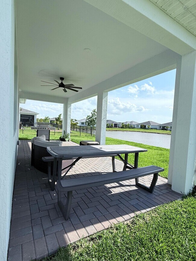 Building Photo - 10525 SW Orana Dr