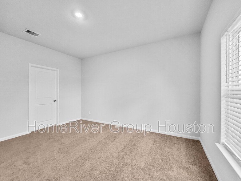 Building Photo - 313 Kim Ln