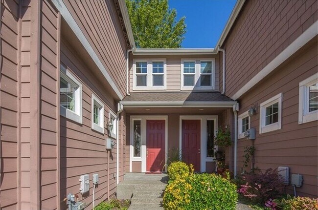 Building Photo - 3 bedroom Townhome in Renton Highlands