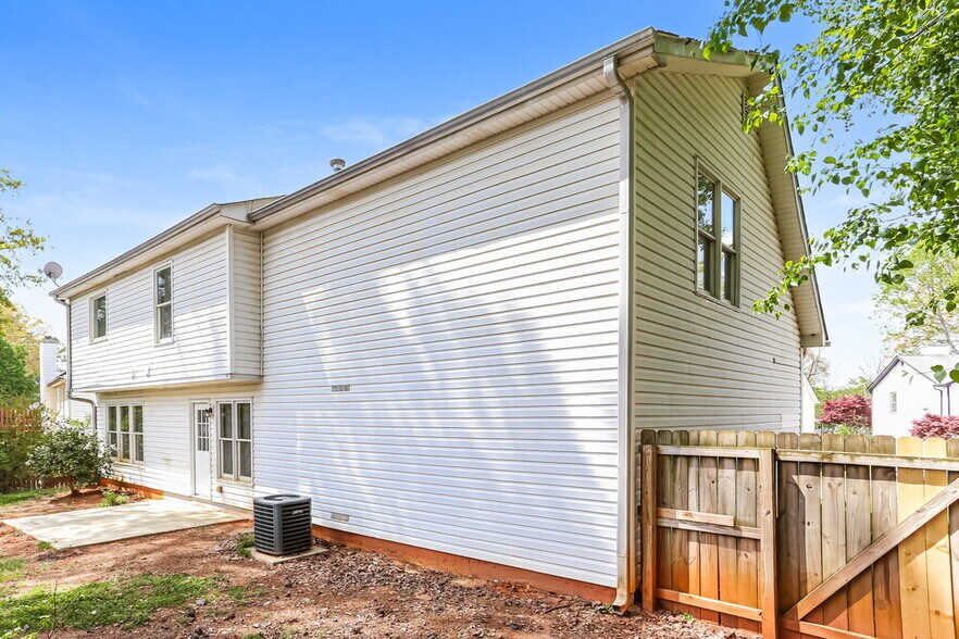 Building Photo - 460 Heathgate Dr SW