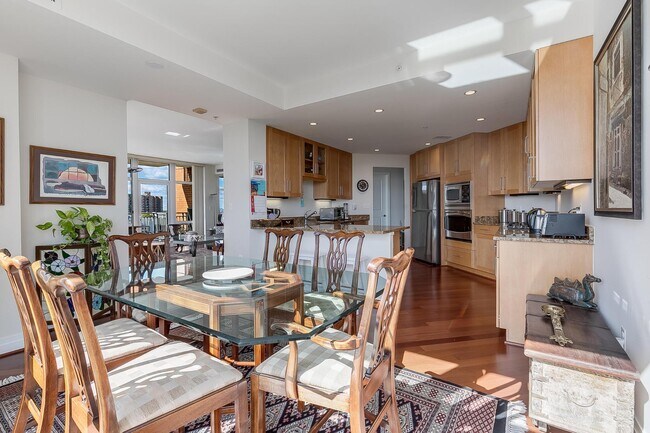 Building Photo - 8220 Crestwood Heights Dr