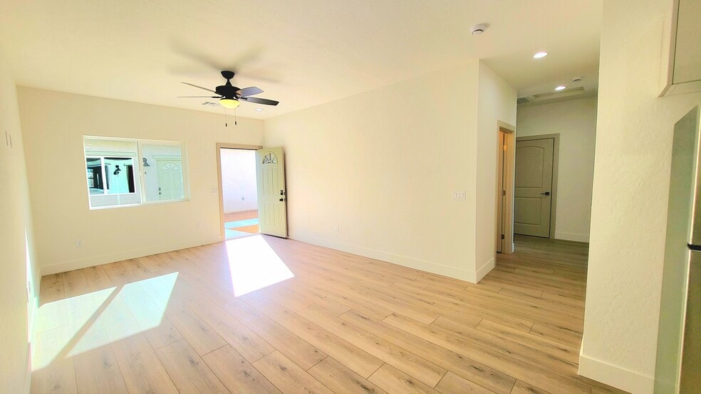 Building Photo - 1271 S Dandelion St