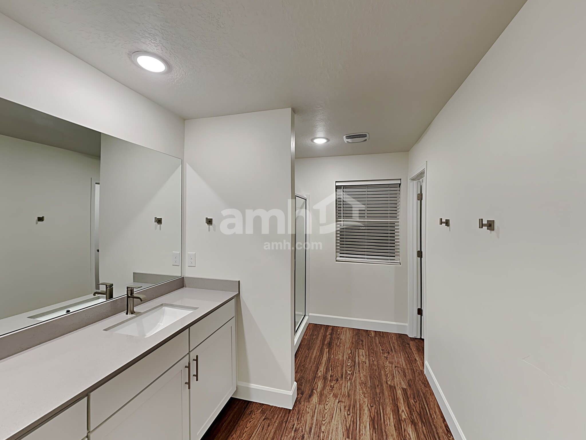 Building Photo - 213 N Dry Crk Rd