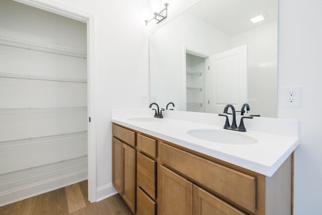 Building Photo - ONE-MONTH FREE RENT Move-Incentitive!!! Ne...