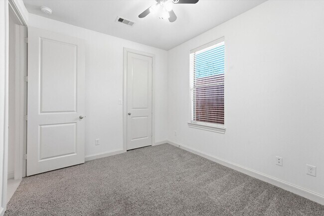 Building Photo - Awesome Two Story town home located in the heart of the city!
