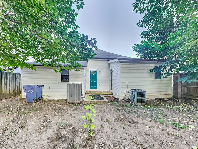 Building Photo - 67 Hogue St NE