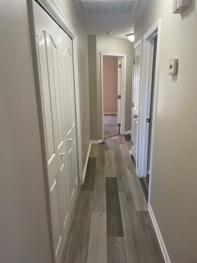Building Photo - Newly Remodeled Townhome is St. George!