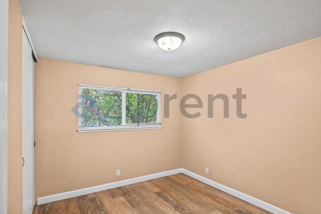 Building Photo - Unit