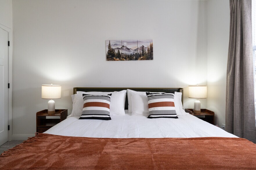 Building Photo - 5861 Royal Ln