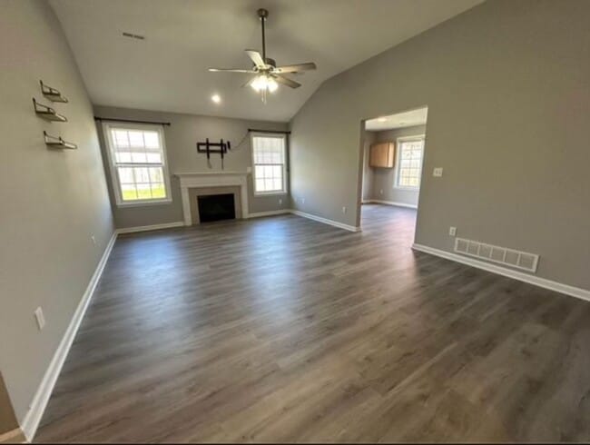 Building Photo - Impressive 3 Bed 2 Bath House In 7 Oaks!