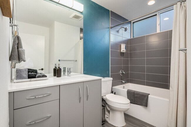 Building Photo - 764A Belmont Pl E