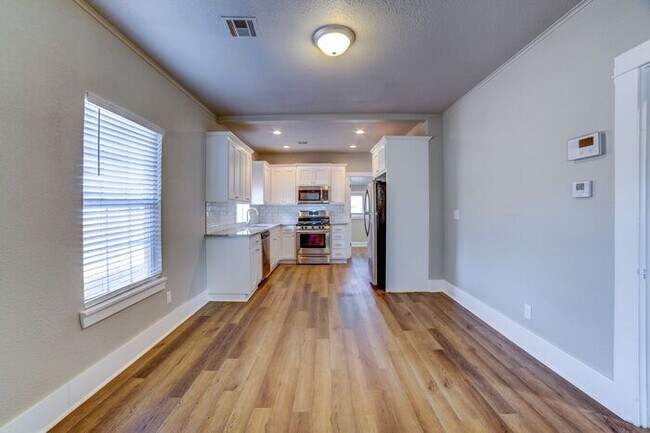 Building Photo - Dreamy Craftsman 3/2 Expertly Remolded