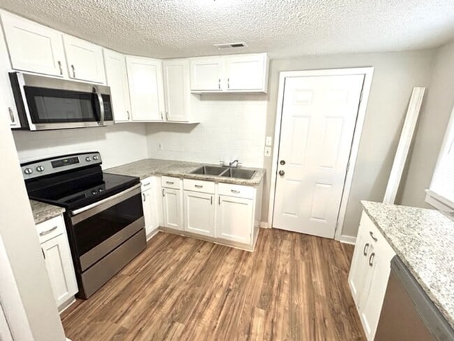 Building Photo - CUTE TWO BEDROOM/ONE BATH BUNGALOW!