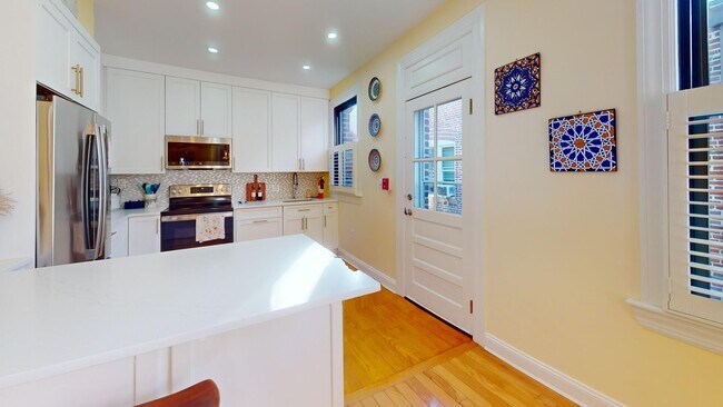 Building Photo - Top Floor Fully Furnished 1,000 Square Foot One Bedroom Plus Den in Kalorama
