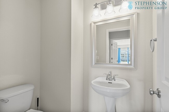 Building Photo - Freshly Remodeled 5 Bedroom with Primary B...