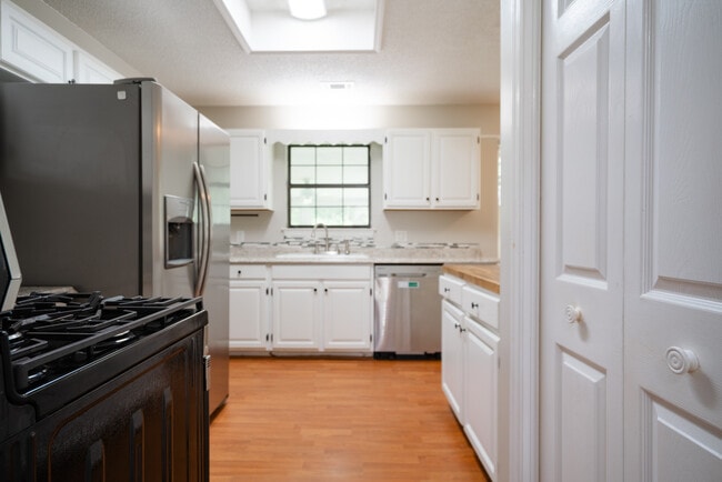 Building Photo - 122 Longleaf Cir