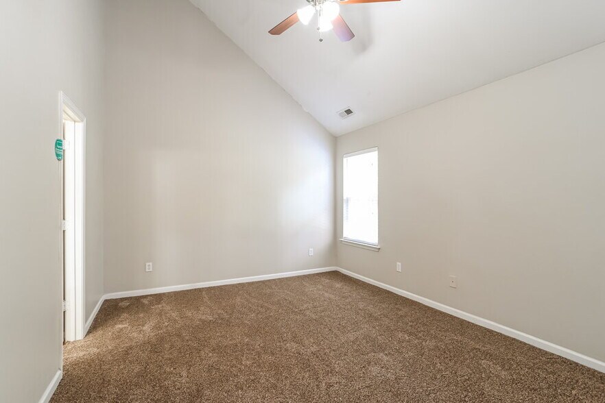 Building Photo - 3004 Omaha Dr