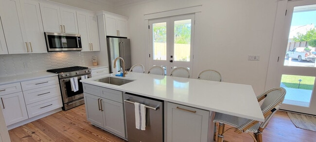 Building Photo - 506 N Beach Blvd