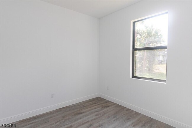 Building Photo - 1123 Deauville St E