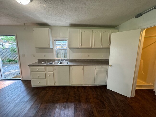 Building Photo - 1/1 Garage Apartment in Old Summerville Pa...