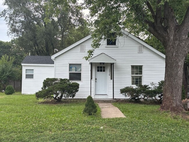 Primary Photo - Fabulous 2 Bedroom 1.5 Bathroom House