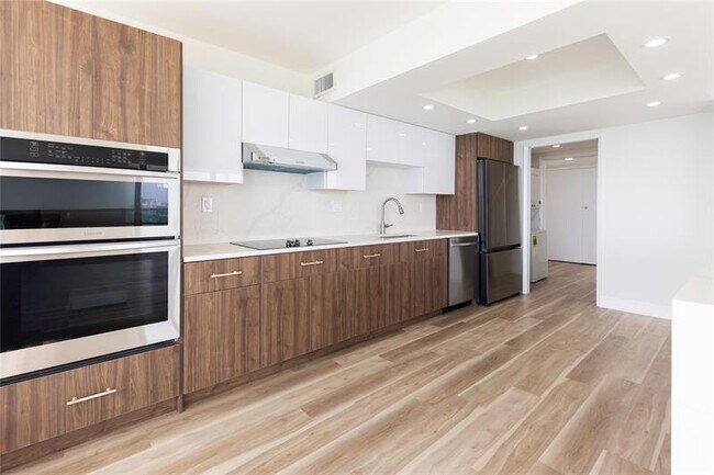 Building Photo - 2100 S Ocean Ln