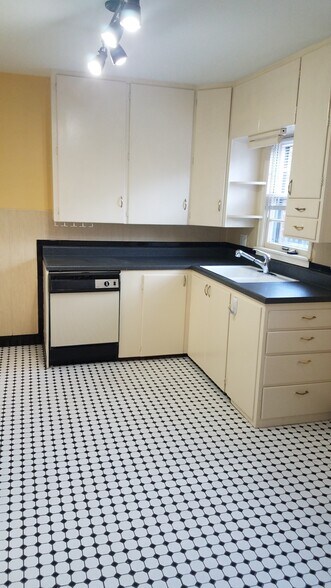 Building Photo - 1136 68th St