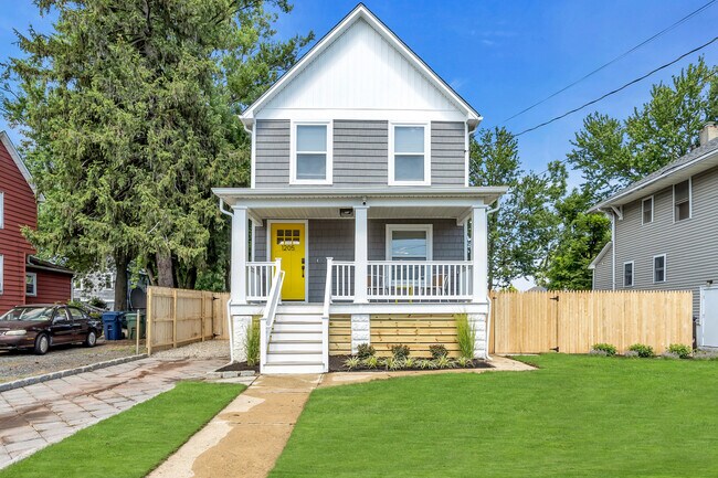 Building Photo - 1205 7th Ave