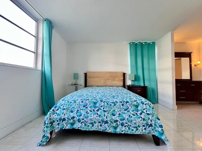 Building Photo - 3551 NE 169th St