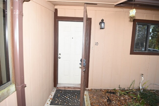 Building Photo - Lovely, 2 bedroom townhome in the Villages...