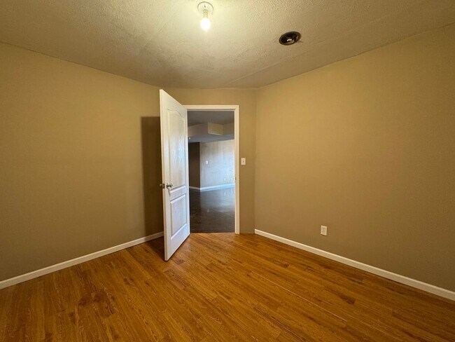 Building Photo - Beautiful spacious home in Waynesville