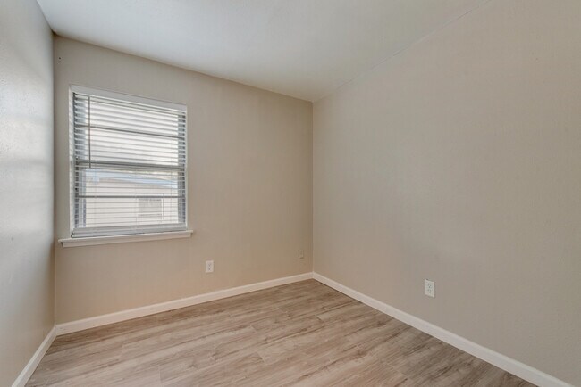 Building Photo - 3 bedroom Home with Prime Location