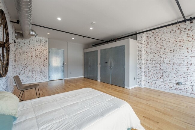 Building Photo - 21 Wormwood St