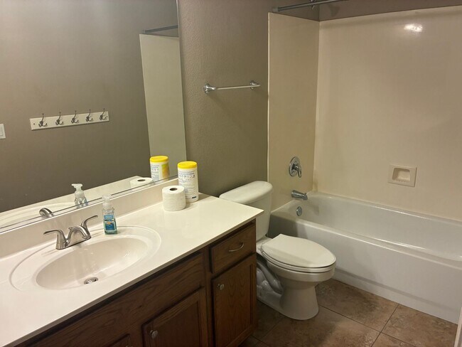 Building Photo - **BEAUTIFUL 3BEDROOM/2BATHROOM HOME LOCATE...