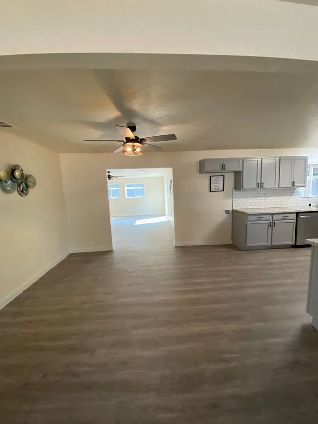 Building Photo - Beauitfully upgrade 3 Bedroom on large lot!