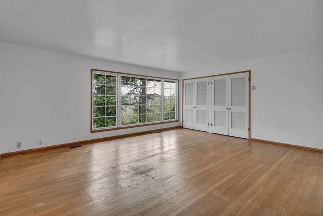 Building Photo - 4 Bed 2.5 Bath available in Kirkland