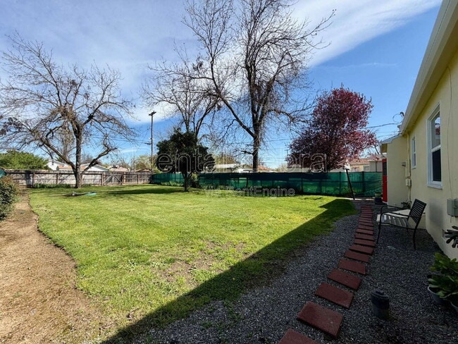 Building Photo - 1421 W 21st St