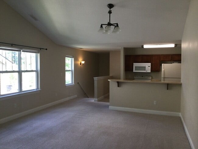 Building Photo - 3 Bedroom Townhouse in amazing location!