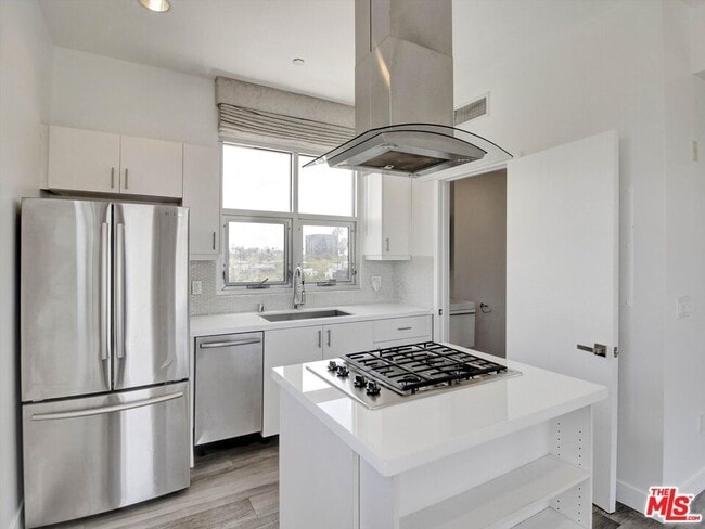Building Photo - 600 S La Brea Ave