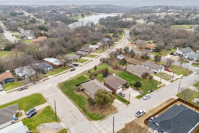 Building Photo - Light-Filled 3-Bedroom Home with Updated K...