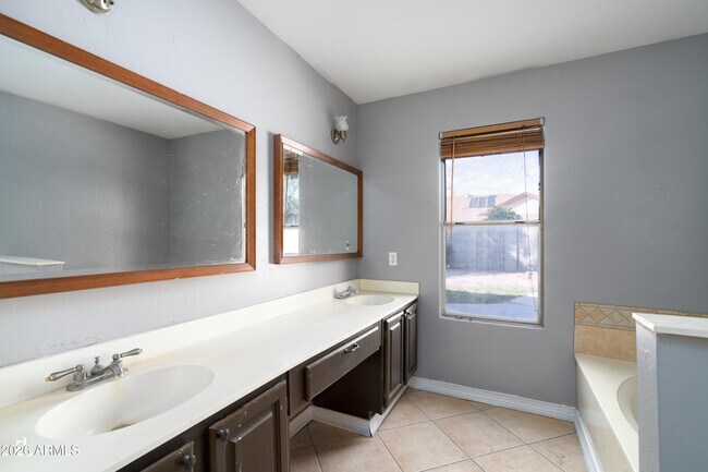 Building Photo - 7854 W Fleetwood Ln